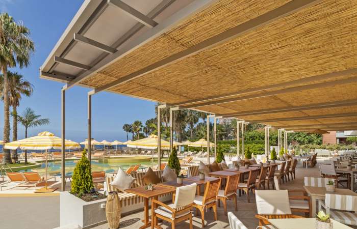 Recharge a la carte restaurant ved poolen