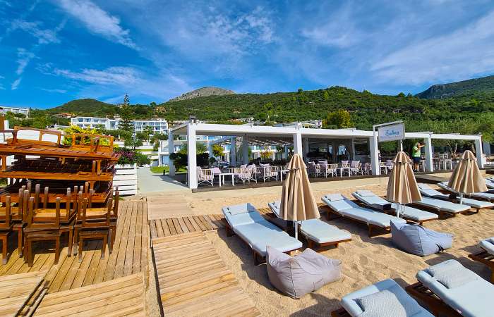 Privat strand afsnit og strandbar 