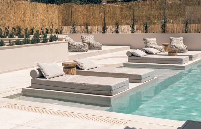 Poolområde med loungemøbler