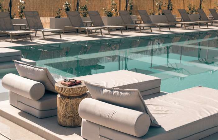 Poolområde med loungemøbler