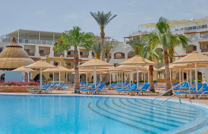 Pool med solstole og parasoller 