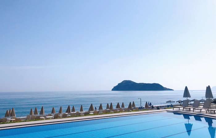 Pool med udsigt over havet 