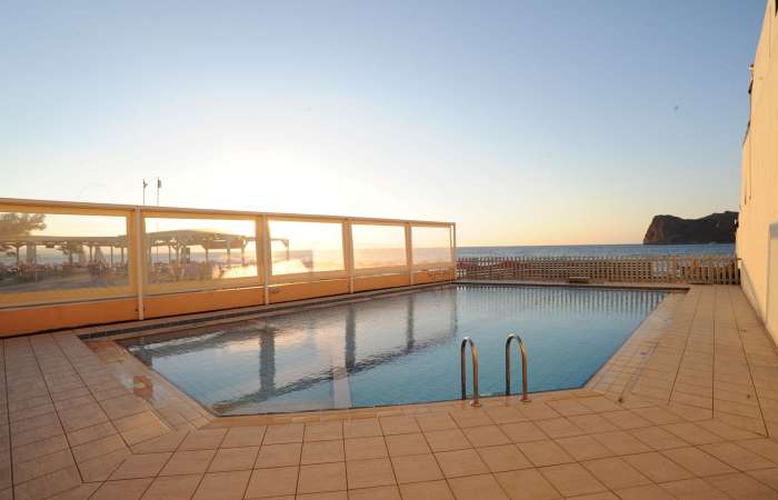 Poolområde med havudsigt