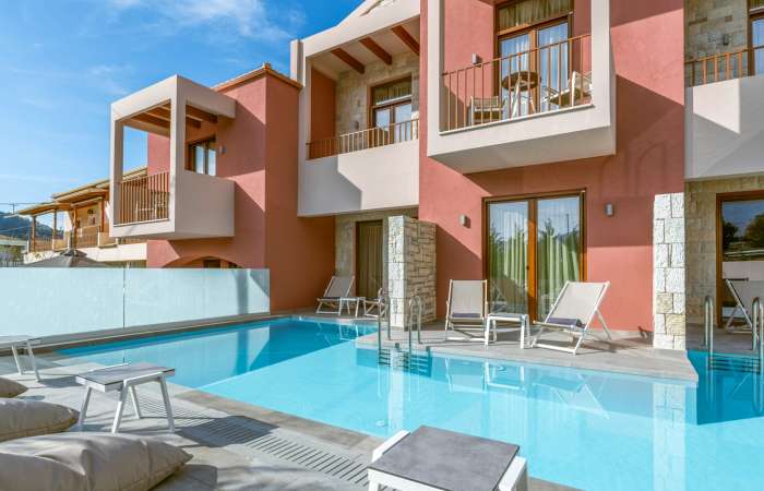 Aria Suites swim up pool 