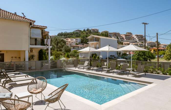 Pool med solstole og parasoller 