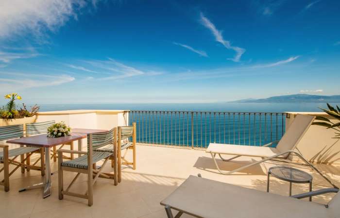 Solterrasse med havudsigt 