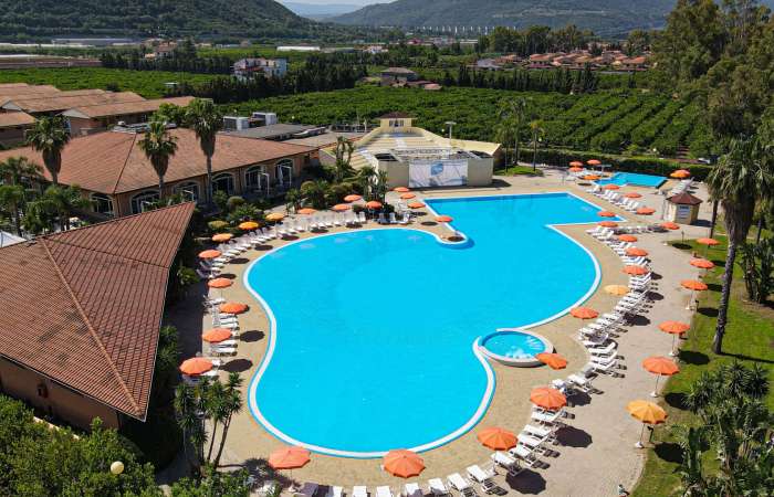 pool med solstole og parasoller 