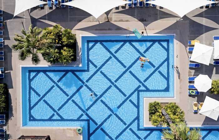 Pool med solstole og parasoller 