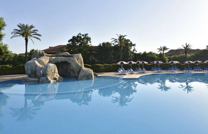 Pool med lille grotte 