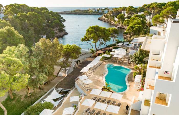 Pool med udsigt over havet 