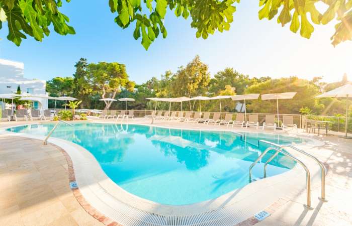 Pool med solstole og parasoller 