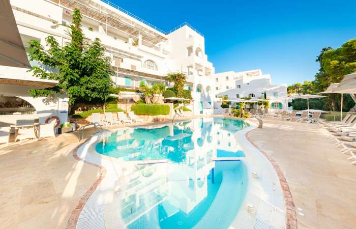 Pool med solstole og parasoller 