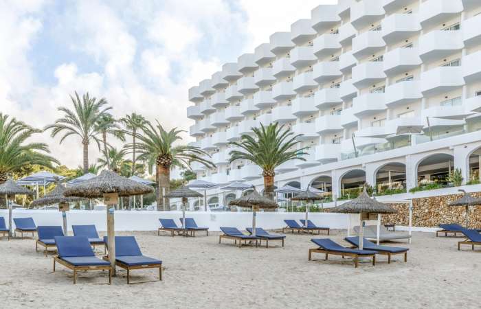 Strandafsnit med solstole og parasoller 