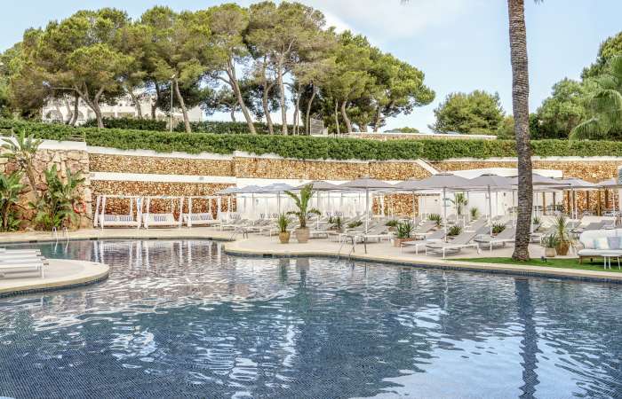 Pool med solstole og parasoller 