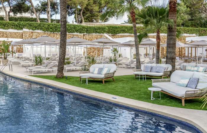 Pool med solstole og parasoller 