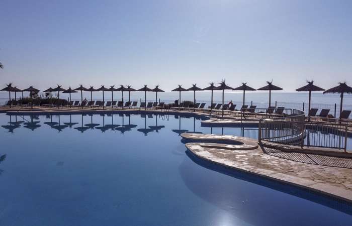 Pool med solstole og parasoller 