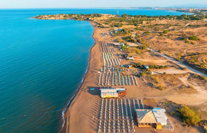 Strandbar med udsigt til Side