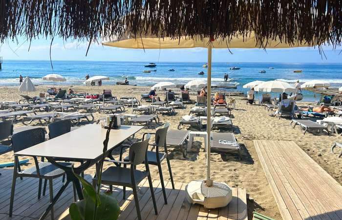 Privat strand og strandbar