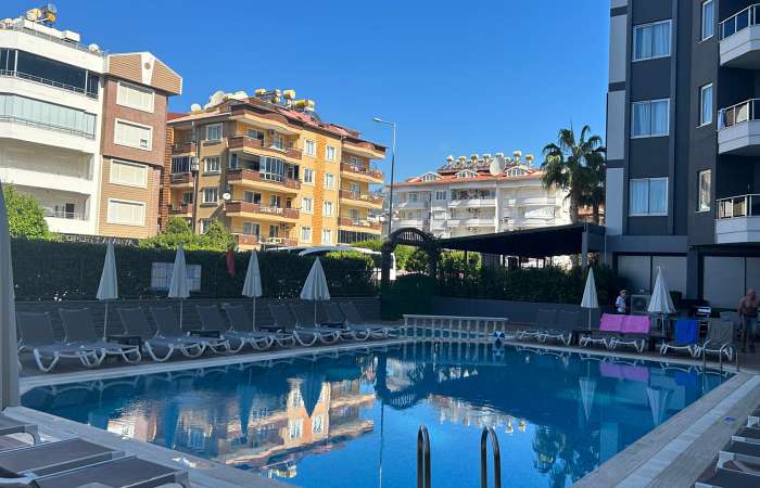 Swimmingpool med integreret børnepool