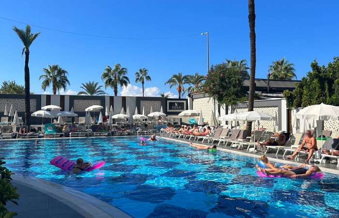 Poolområde med solsenge og parasoller