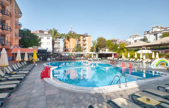 Swimmingpool med separat børnepool