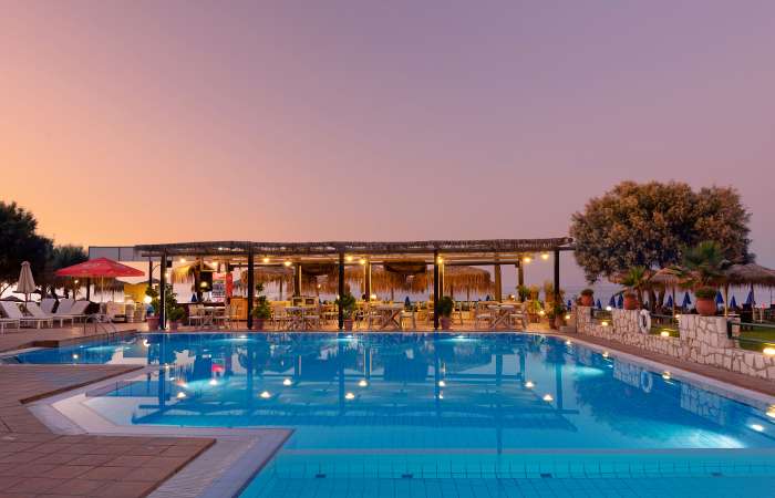 Poolområdet ved Erato Hotel