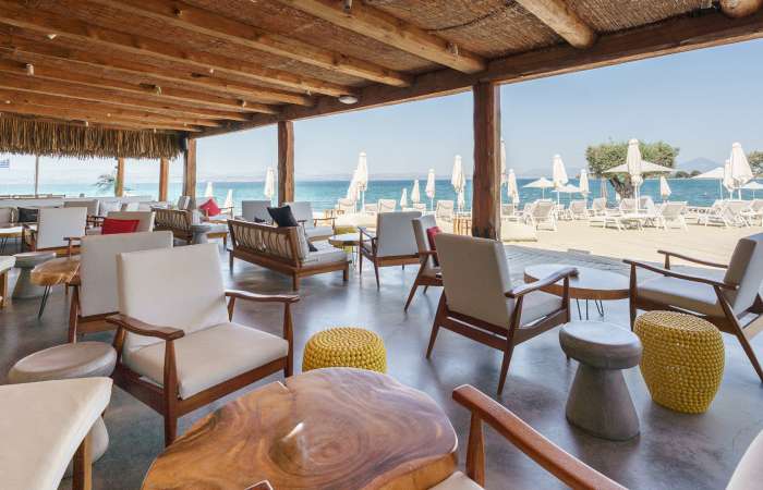Strandbar med loungeområde
