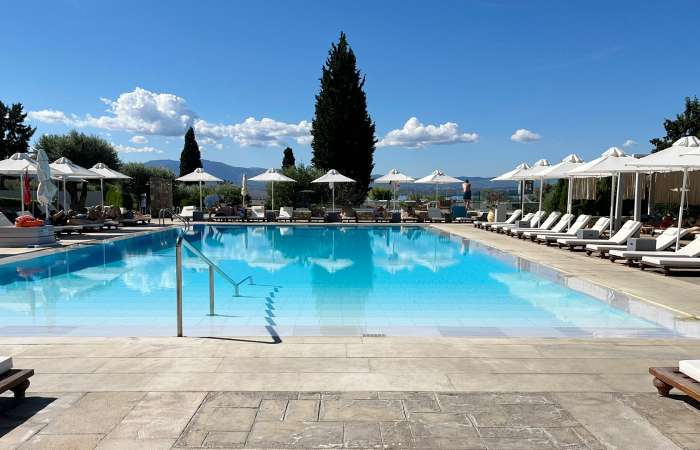 Swimmingpool med bred trappe