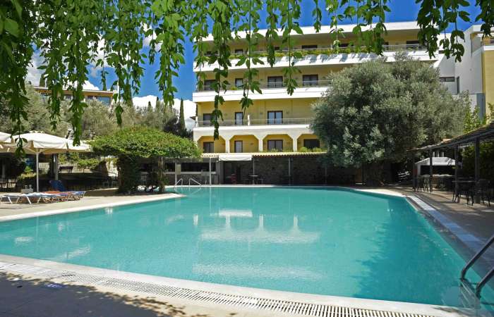 Swimmingpool med poolbar