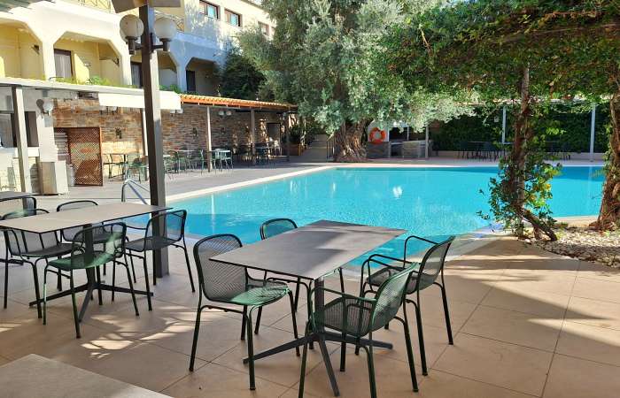 Pool med overdækket poolbar