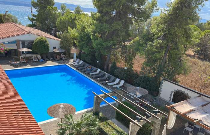 Swimmingpool med tilhørende caféområde