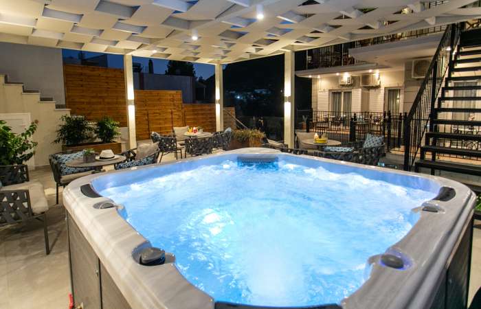 Overdækket terrasse med jacuzzi