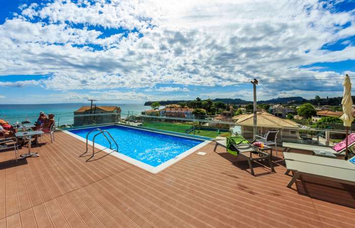 Tagterrasse med swimmingpool