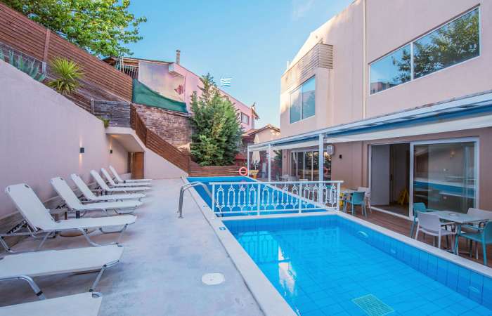 Swimmingpool med integreret børnepool