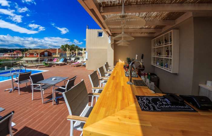 Tagterrasse med swimmingpool og bar