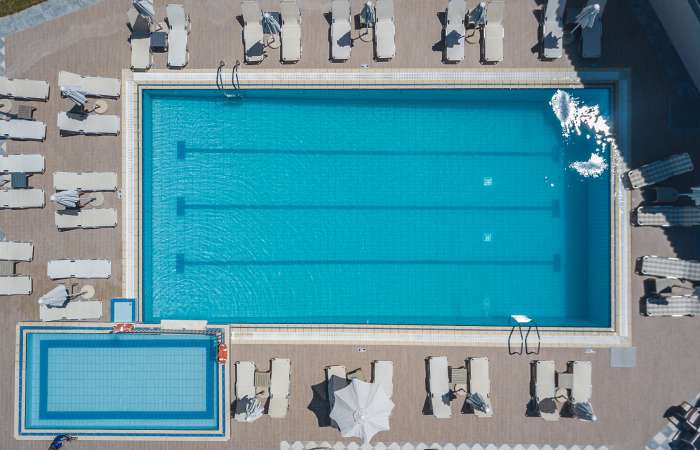 Swimmingpool og separat børnepool