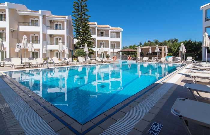 Swimmingpool med solsenge og parasoller
