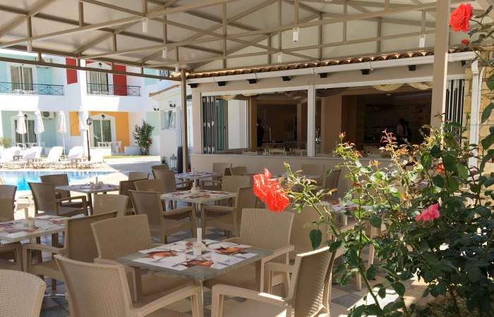 Overdækket poolbar