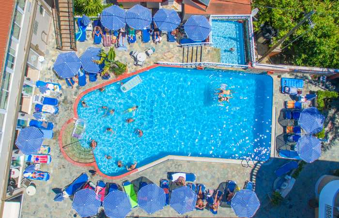 Swimmingpool og separat børnepool