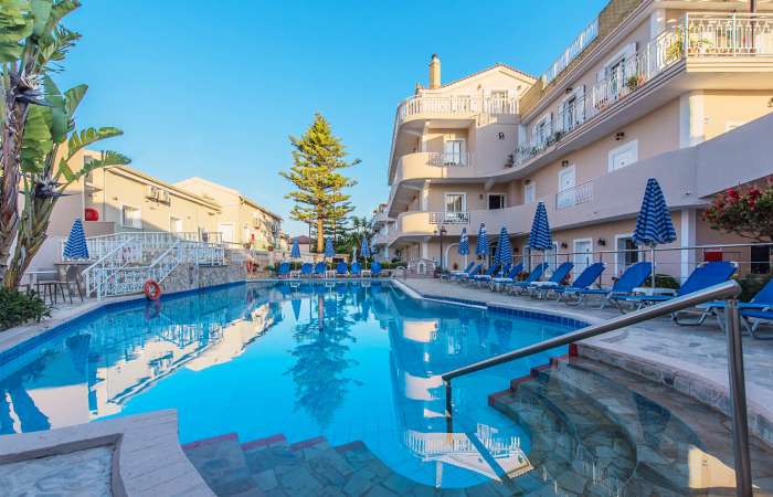Swimmingpool med bred trappe