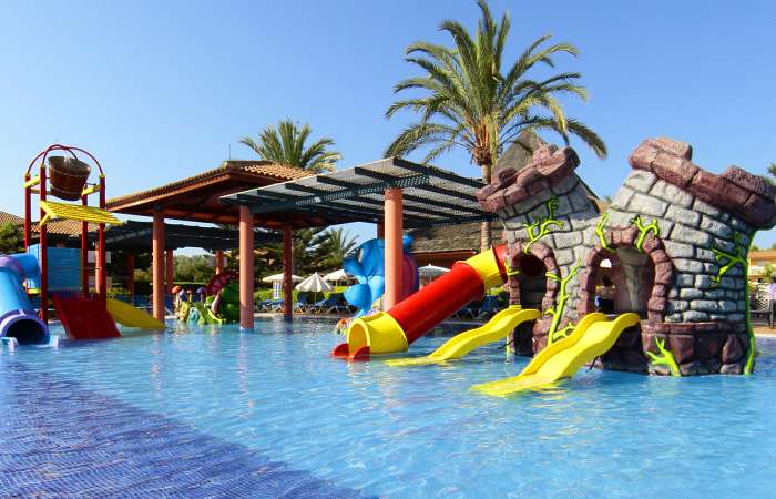Pool med vandrutsjebaner