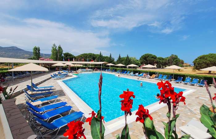 Solstole ved poolen 