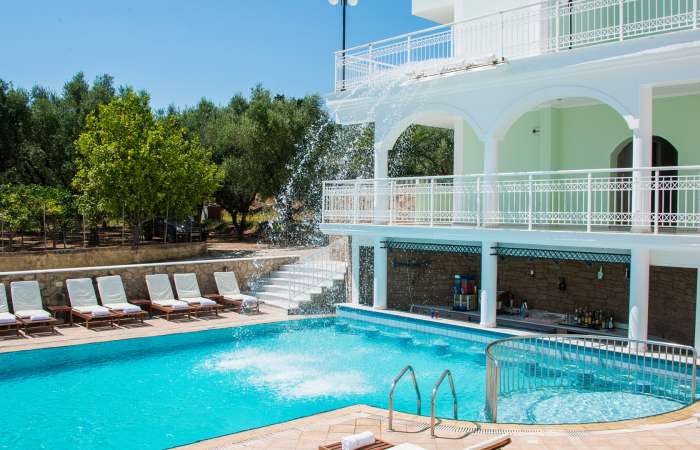 Di Palai pool og poolbar 