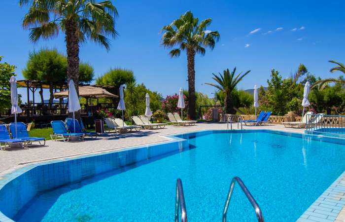 Pool med solstole og parasoller 