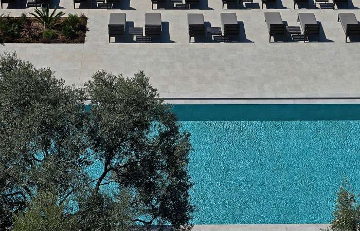 Solsenge ved poolen 