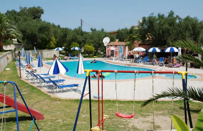 Pool og legeplads 