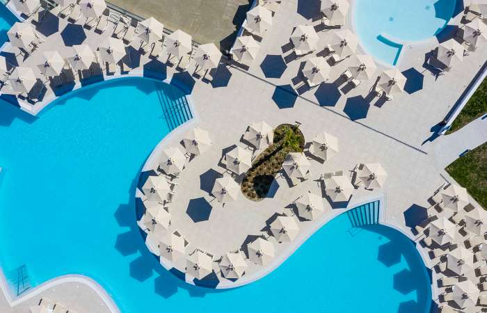 Poolområde med solstole og parasoller 