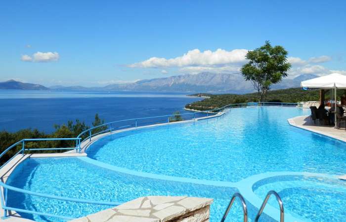 Pool med panoramaudsigt