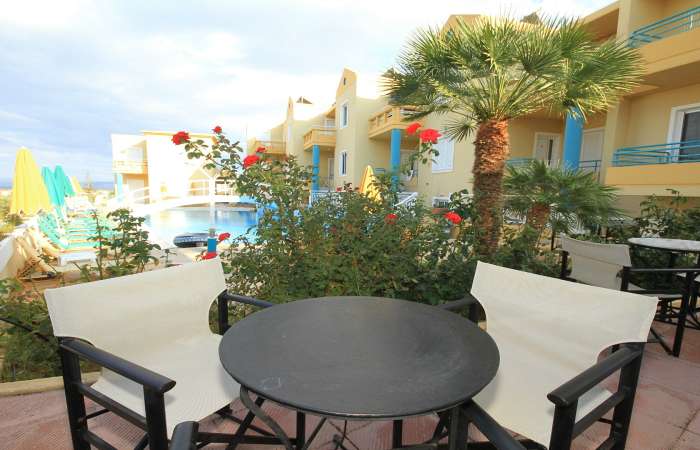 Solterrasse m. pool, liggestole og poolbar med bord og stole