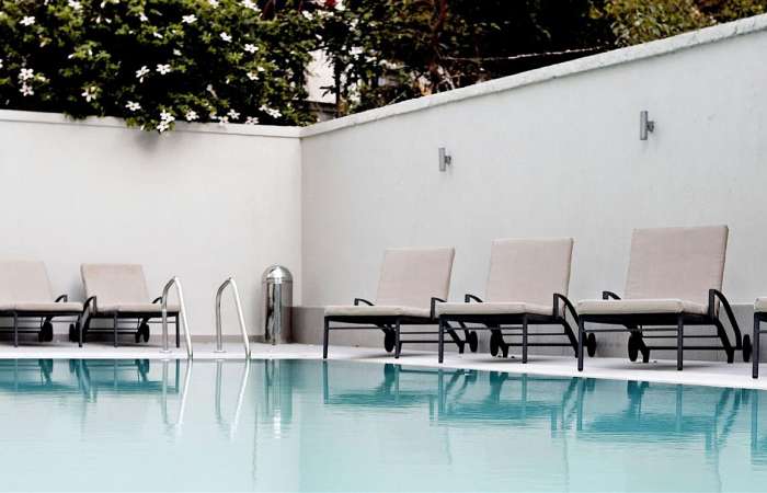 Poolområde med solstole